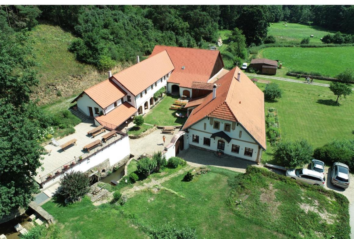 Trilety Mlyn Hotel Police  Buitenkant foto