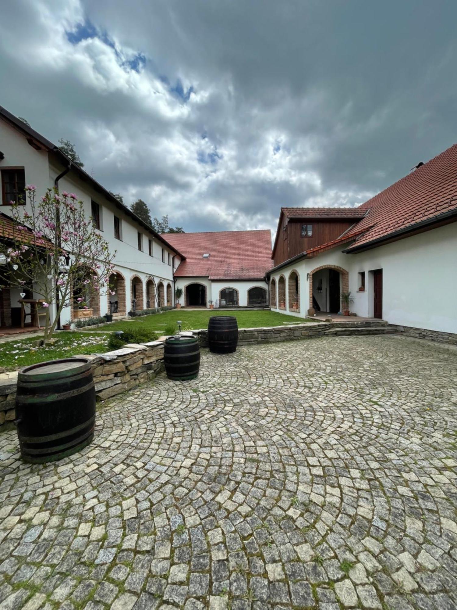 Trilety Mlyn Hotel Police  Buitenkant foto